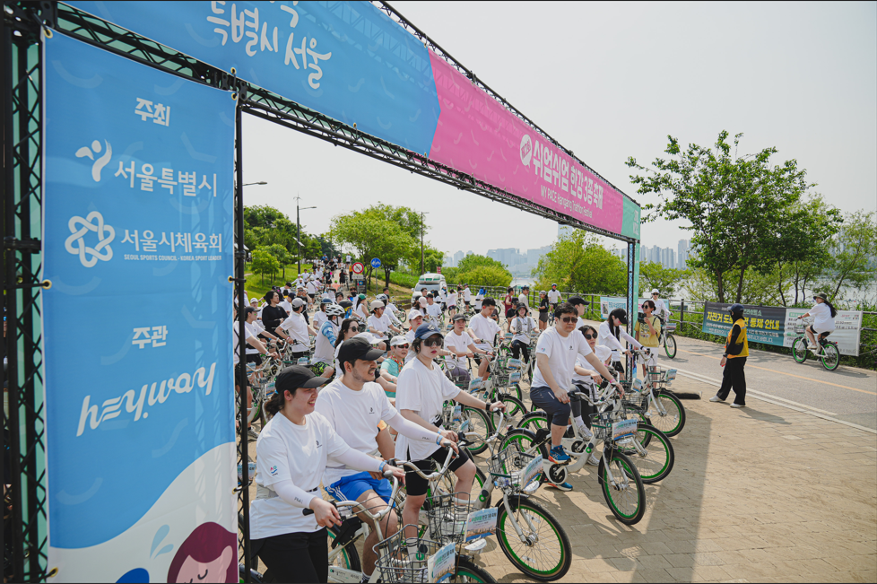 자전거 출발 준비 중인 참가자들