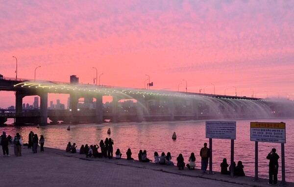 한강에서 즐기는 야간 디저트 파티 — 서초 K-디저트 축제
